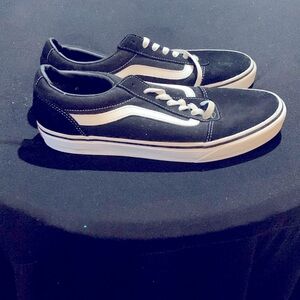 🚨 Classic Vans Low Tops - Size 9.5 - Great Condition!
